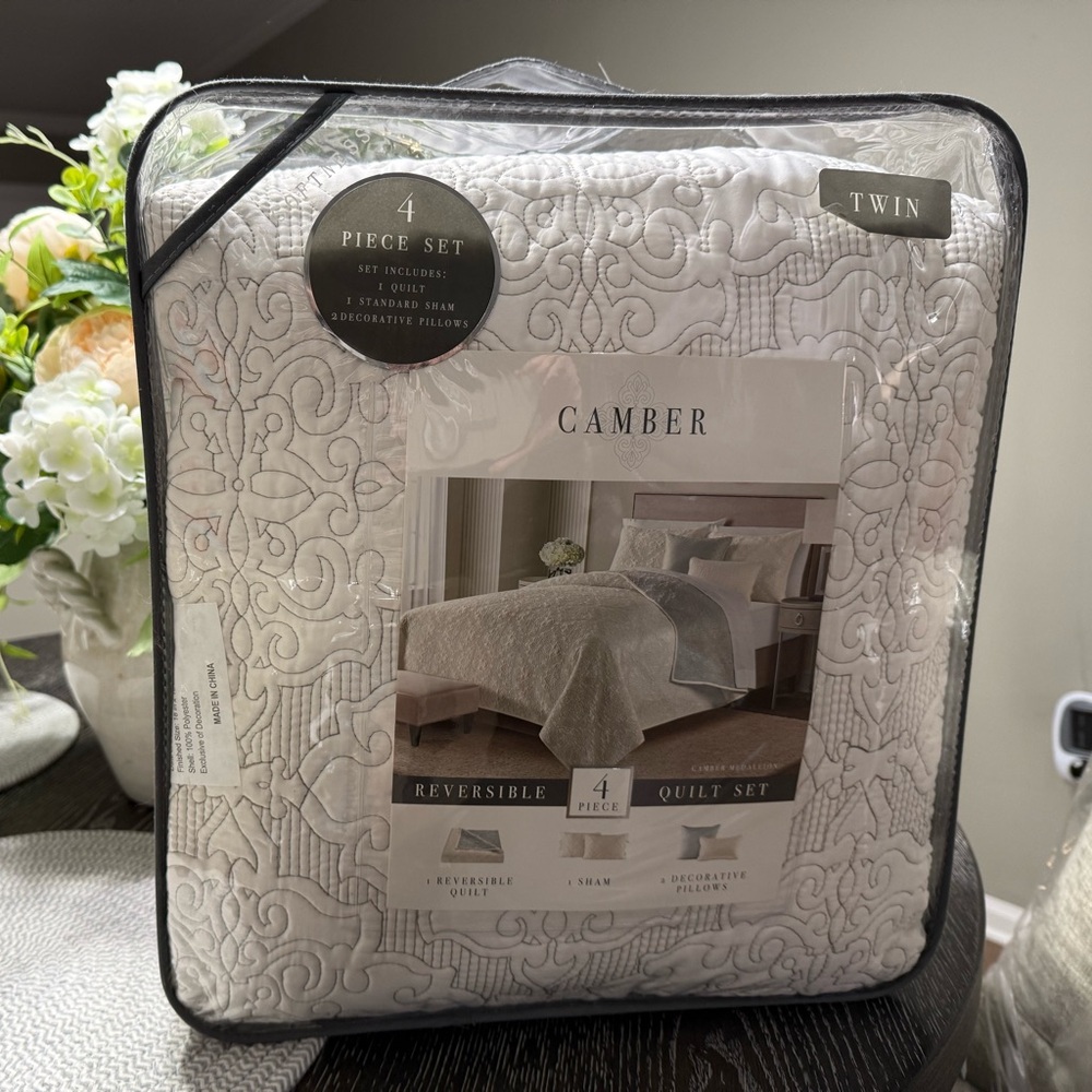 Twin Reversible Quilt Set - White and Gray